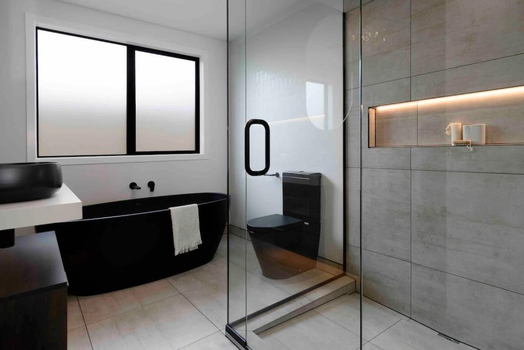 Вілла Luxury Escape In Cbd - Walking Distance To Town Тауранга Екстер'єр фото